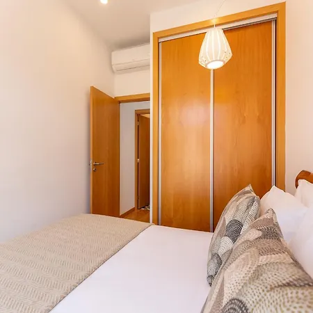 Stylish City-center Retreat Daire *