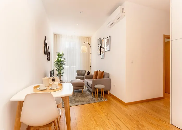 Stylish City-center Retreat Daire *